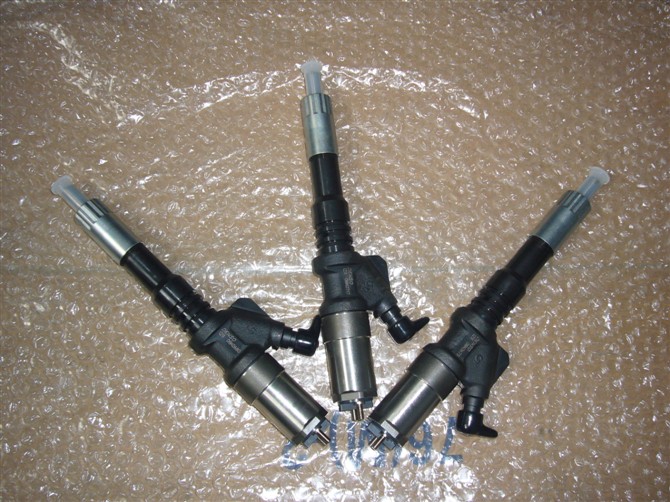 进口挖掘机pc360-8喷油器、喷油嘴6745-12-3100