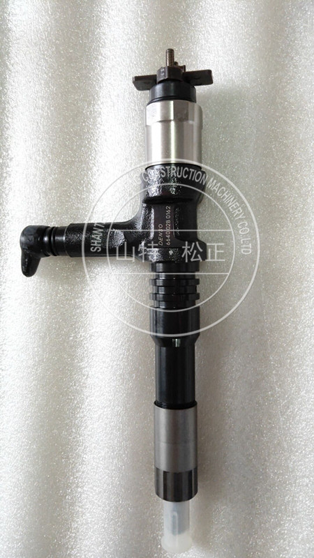 小松SAA6D140发动机喷油器6261-11-3200