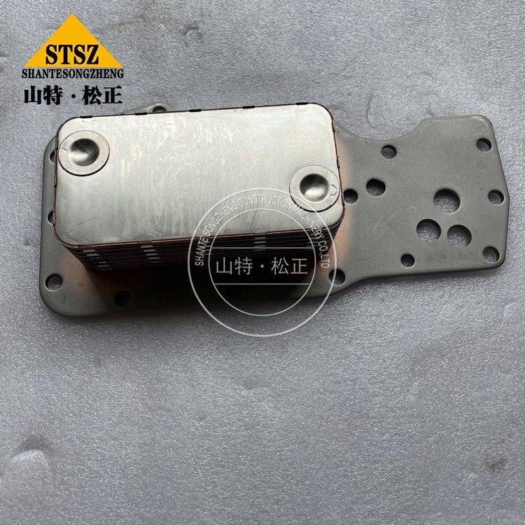 康明斯机油冷却器芯3959031高清图片，发动机散热系统配件