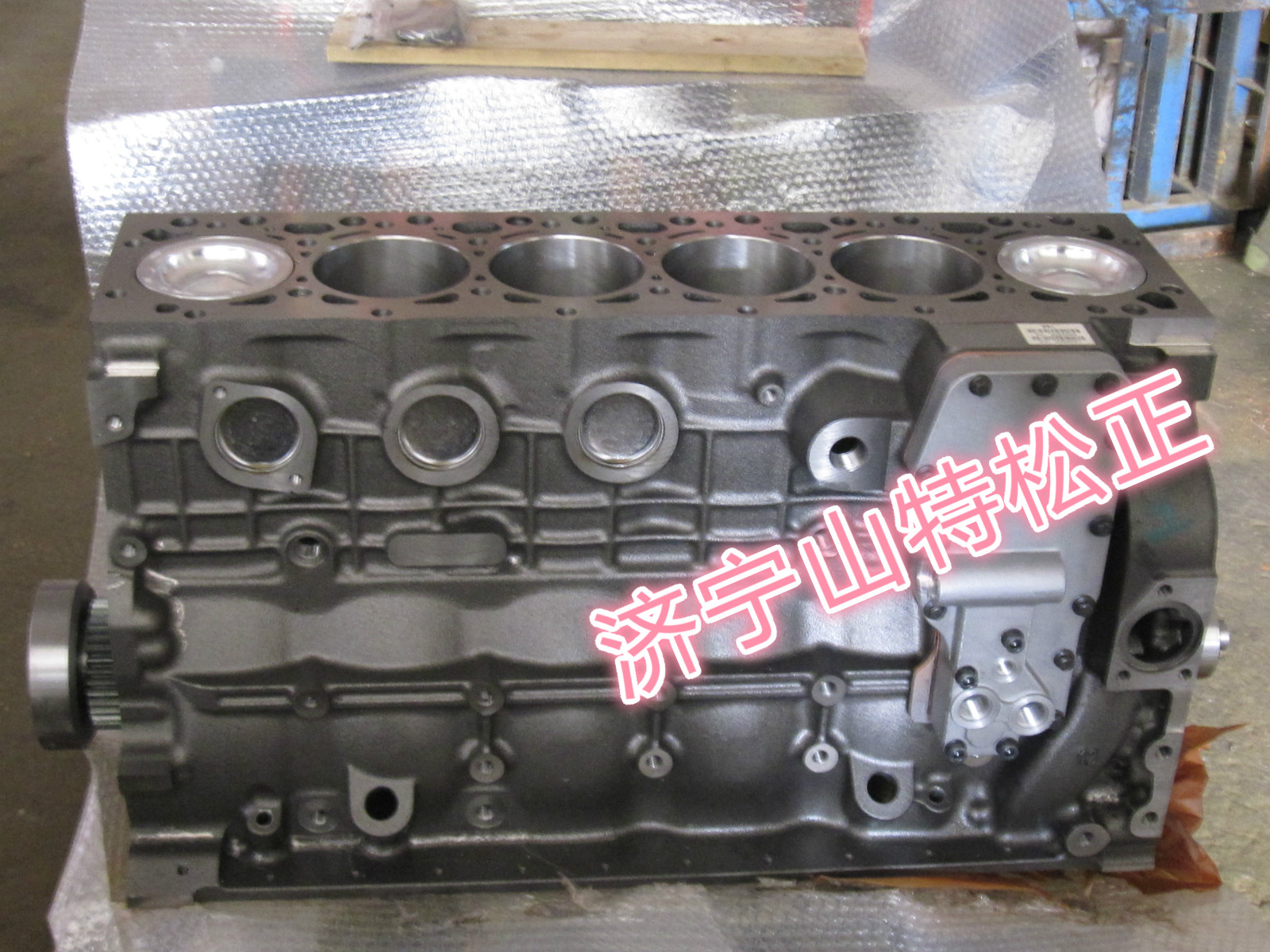 长期供应进口PC200-7发动机中缸体总成6731-11-1370，进口原装配件批发