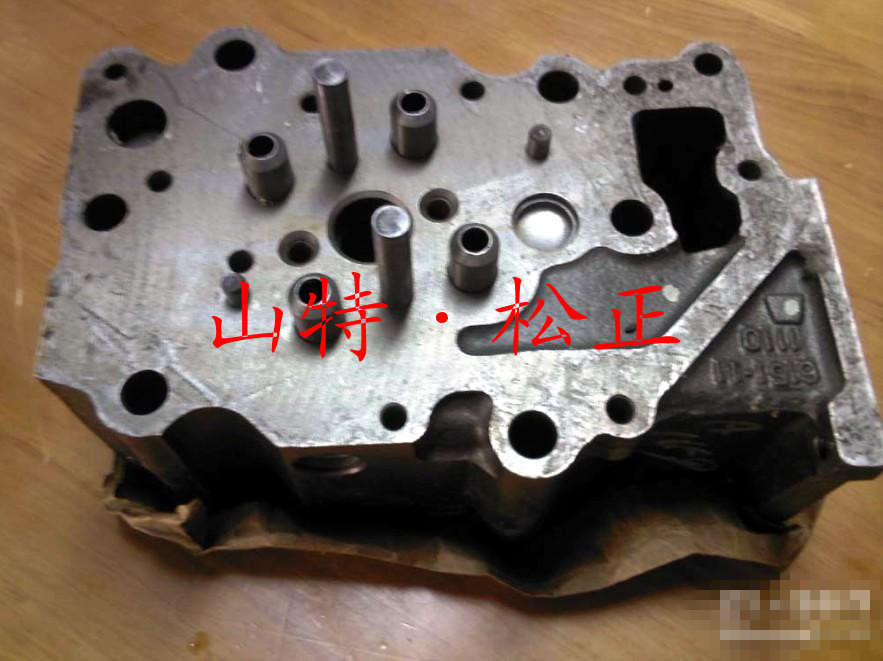 进口推土机D375A-5发动机气缸盖6240-11-1102，批发发动机缸盖